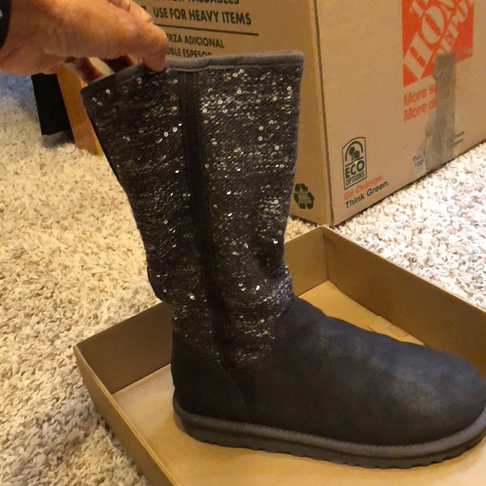 Ugg boots With silver sequence.